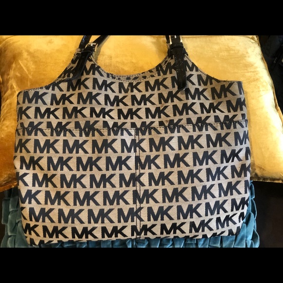 Michael Kors Womens Handbag - Picture 2 of 2
